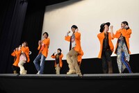 「レッツ！ジュウオウダンス」披露の様子。突然前に出てきた多和田秀弥（右から2番目）に驚く柳美稀（右端）。