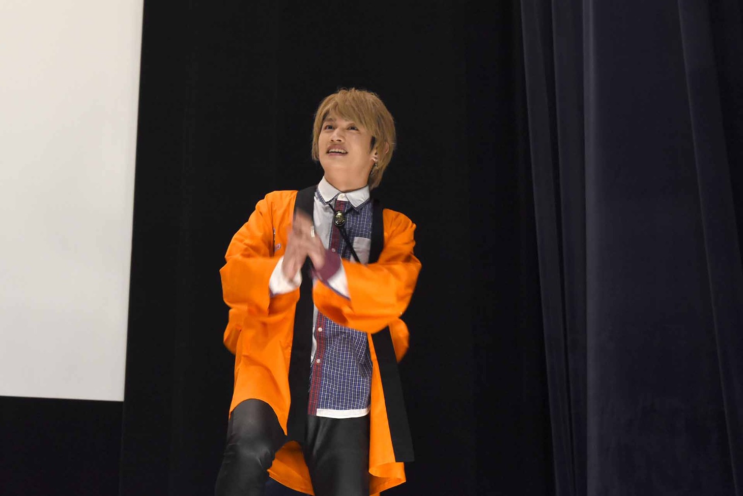 「レッツ！ジュウオウダンス」を披露する松本岳。