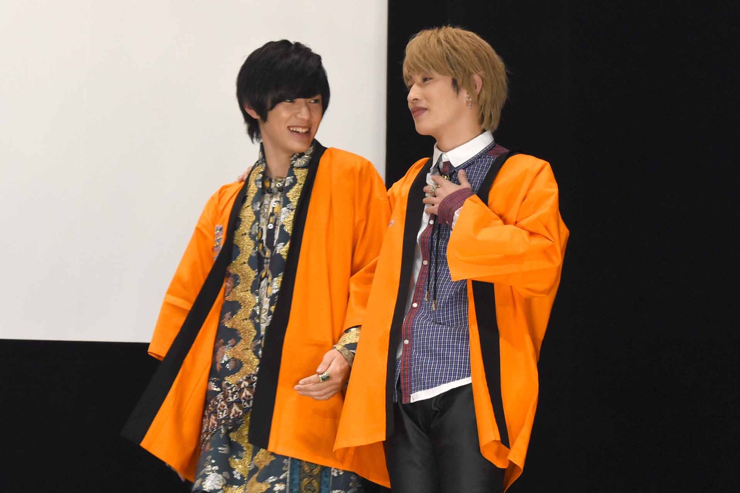 ダンスが終わり、胸をなでおろす松本岳（右）。