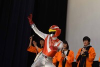 フォトセッションに登場した、「超獣戦隊ライブマン」のレッドファルコン。