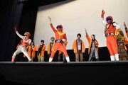 「劇場版 動物戦隊ジュウオウジャーVSニンニンジャー 未来からのメッセージ from スーパー戦隊」初日舞台挨拶の様子。