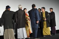 「天下を取りそうな人は？」という質問を受けて、綾瀬はるかを一斉に指さす登壇者たち。