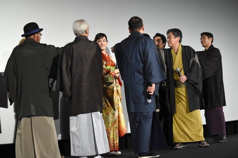 「天下を取りそうな人は？」という質問を受けて、綾瀬はるかを一斉に指さす登壇者たち。