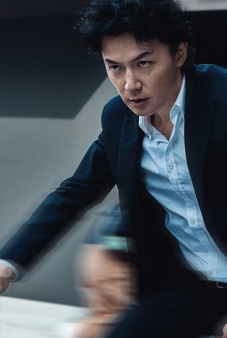 矢村聡役の福山雅治。