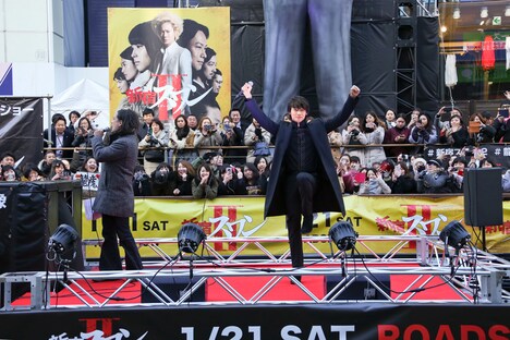 道頓堀グリコサインと同じポーズを取る綾野剛。