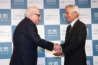 握手を交わすマーティン・スコセッシ（左）と村上茂則氏（右）。