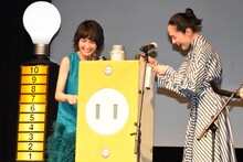 左から葵わかな、深津絵里。