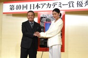 左から西田敏行、安藤サクラ。