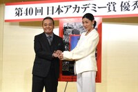 左から西田敏行、安藤サクラ。