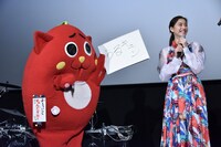 左からにゃんごすたー、新木優子。