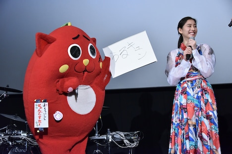 左からにゃんごすたー、新木優子。