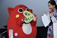 「これから叶えたい願い事」として「彼女ほしい」と書いたフリップを掲げるにゃんごすたー。