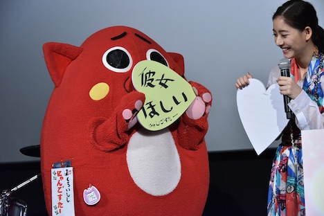 「これから叶えたい願い事」として「彼女ほしい」と書いたフリップを掲げるにゃんごすたー。