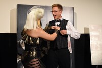 イベント中の（左から）フォーリンラブ・バービー、厚切りジェイソン。