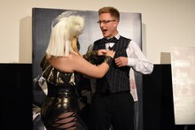 厚切りジェイソンの服を脱がそうとするバービー（フォーリンラブ）。