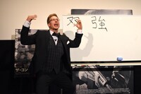 新作の漢字ネタを披露する厚切りジェイソン。