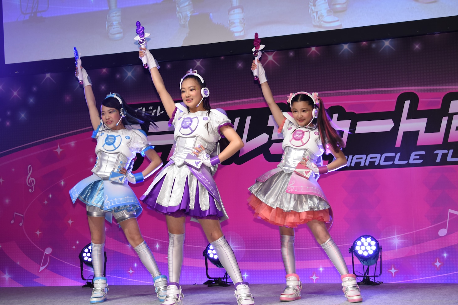 テレビシリーズ「アイドル×戦士 ミラクルちゅーんず！」製作記者発表会にてパフォーマンスを披露する小田柚葉（左）、足立涼夏（中央）、内田亜紗香（右）。
