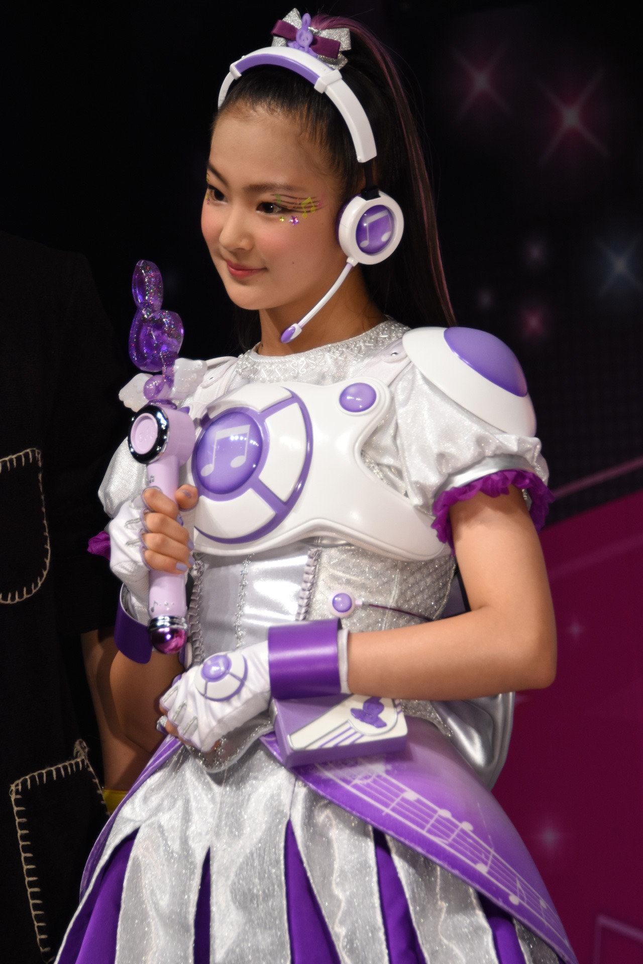 テレビシリーズ「アイドル×戦士 ミラクルちゅーんず！」神咲マイ役の足立涼夏。