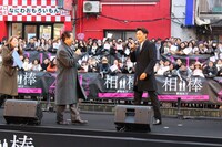 楽しげに笑う水谷豊（左）と反町隆史（右）。