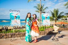 左からアウリィ・カラバーリョ、屋比久知奈。