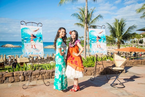 左からアウリィ・カラバーリョ、屋比久知奈。