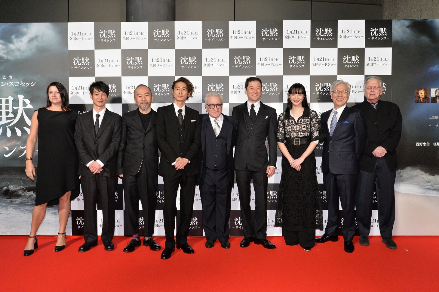 左からプロデューサーのエマ・ティリンジャー・コスコフ、加瀬亮、塚本晋也、窪塚洋介、マーティン・スコセッシ、浅野忠信、小松菜奈、イッセー尾形、脚本を担当したジェイ・コックス。