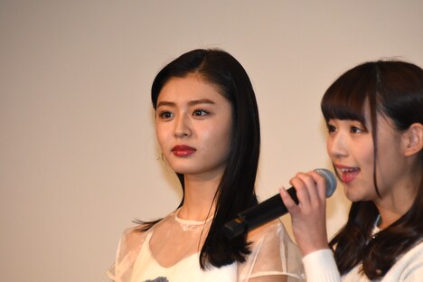 左から古畑星夏、浅川梨奈（SUPER☆GiRLS）。