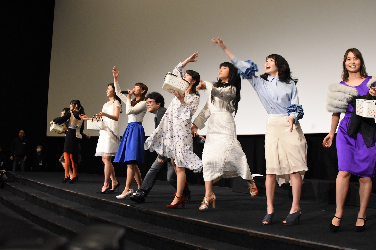 劇場版「咲-Saki-」完成披露上映会にて行われた牌投げの様子。