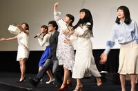 劇場版「咲-Saki-」完成披露上映会にて行われた牌投げの様子。