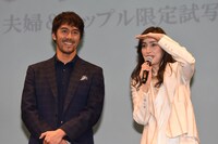 左から阿部寛、天海祐希。