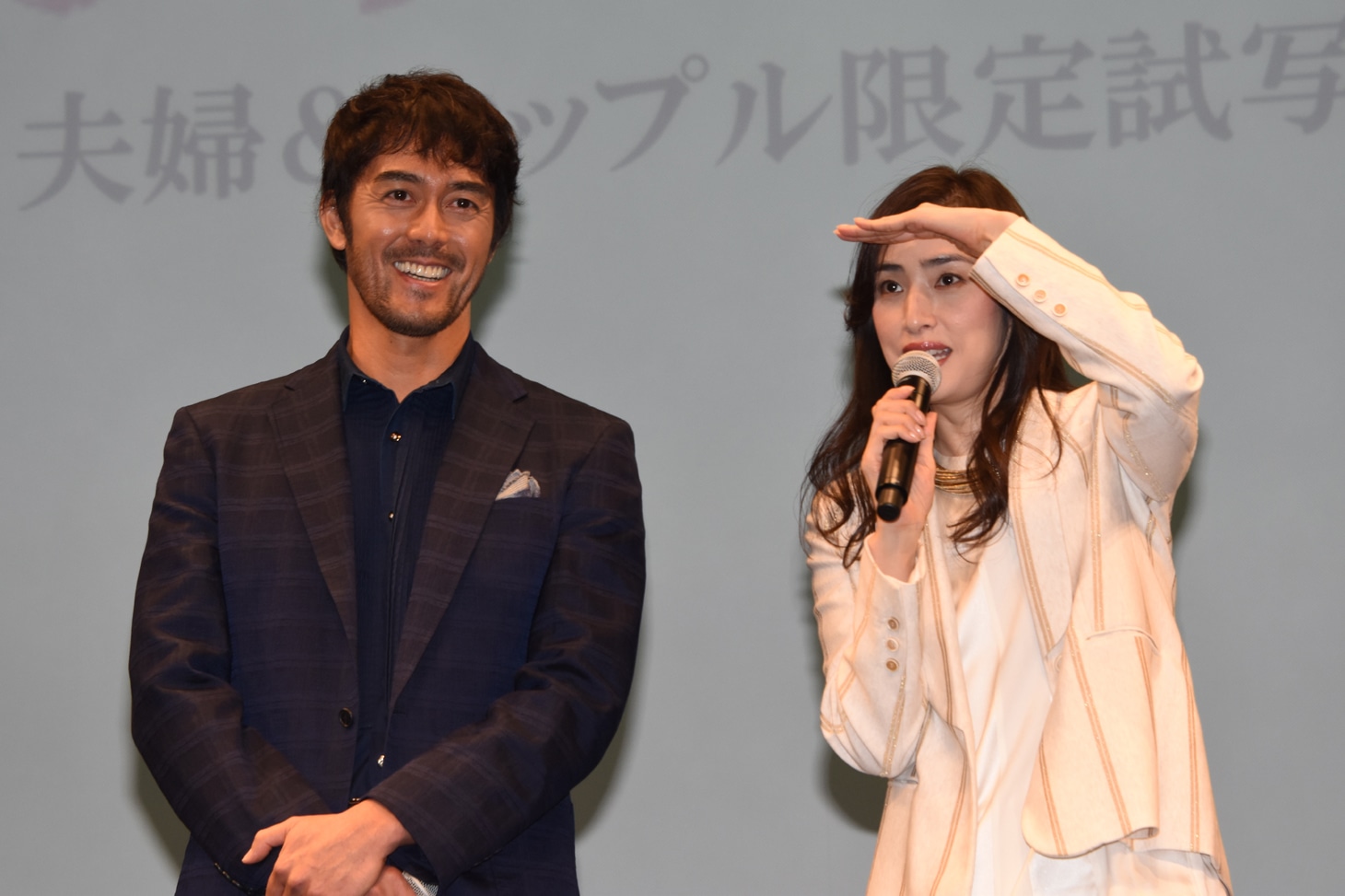 左から阿部寛、天海祐希。