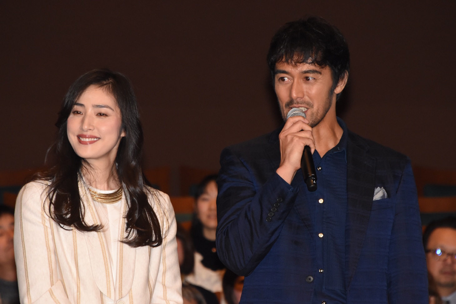 左から天海祐希、阿部寛。