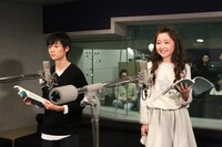 「夜明け告げるルーのうた」のアフレコ風景。左から下田翔大、谷花音。