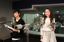 「夜明け告げるルーのうた」のアフレコ風景。左から下田翔大、谷花音。