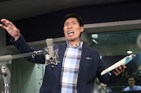 「夜明け告げるルーのうた」のアフレコを行う篠原信一。