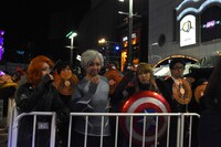 「日本停止！ドクター・ストレンジ・チャレンジ」の予行練習をするファンたち。