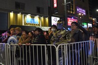 「日本停止！ドクター・ストレンジ・チャレンジ」の予行練習をするファンたち。