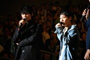 左から綾野剛、TAKUYA∞（Vo / UVERworld）。