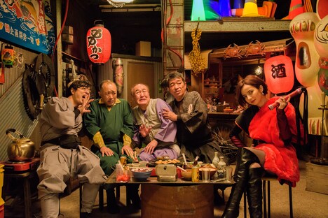 忍者オヤジーズの面々。左から小松利昌、八十田勇一、温水洋一、平賀雅臣、ベッキー。