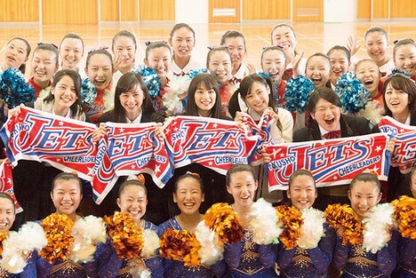 「チア☆ダン~女子高生がチアダンスで全米制覇しちゃったホントの話~」キャストとJETSの現役メンバー。