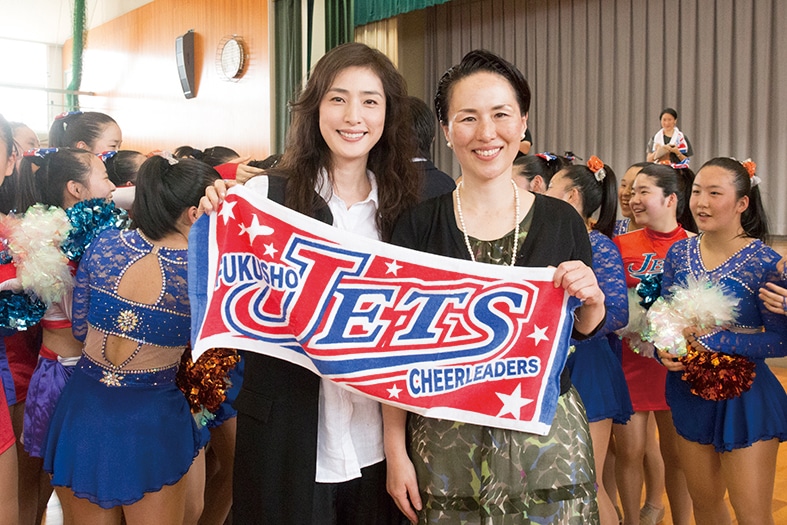 「チア☆ダン～女子高生がチアダンスで全米制覇しちゃったホントの話～」天海祐希（左）と、福井県立福井商業高等学校のチアリーダー部顧問・五十嵐裕子先生（右）。