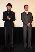 左から綾野剛、浅野忠信。