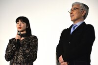 左から小松菜奈、イッセー尾形。