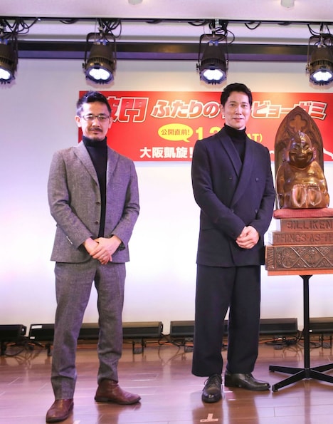 左から小林聖太郎、佐々木蔵之介。