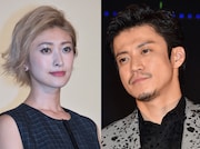 左から山田優、小栗旬。