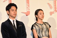 左より妻夫木聡、満島ひかり。