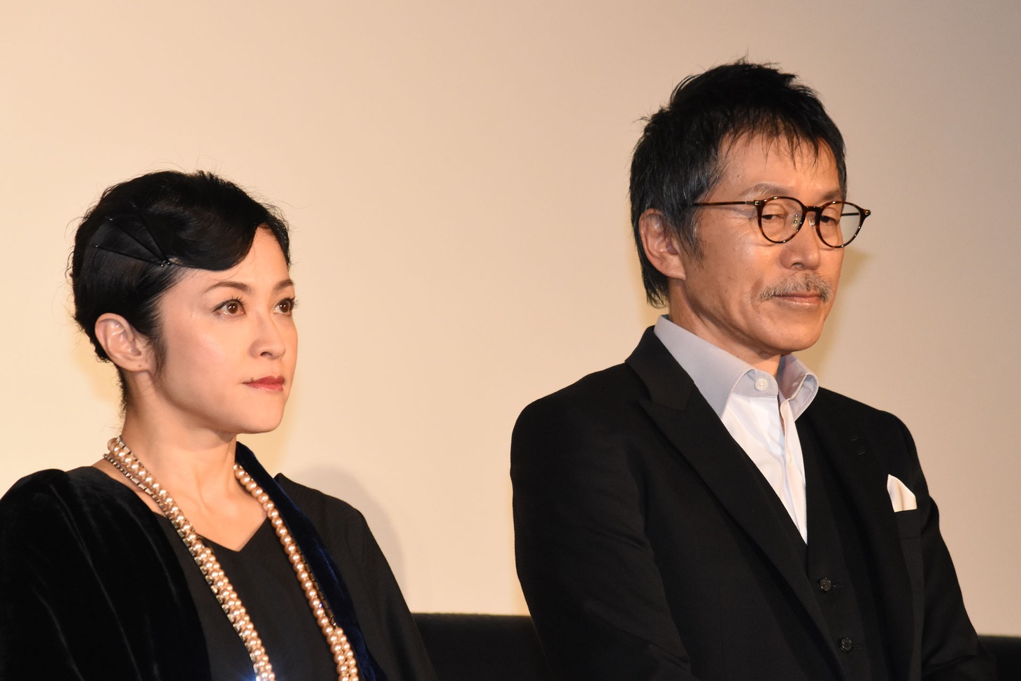 左から濱田マリ、平田満。
