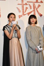 左より満島ひかり、臼田あさ美。