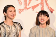 左より満島ひかり、臼田あさ美。