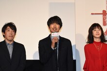左から監督の石川慶、キャストの眞島秀和、松本若菜。